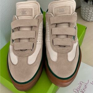 (WMNS) ADIDAS IVY PARK X SUPER SLEEK
3 STRAP 'WONDER WHITE GUM' GY1777
